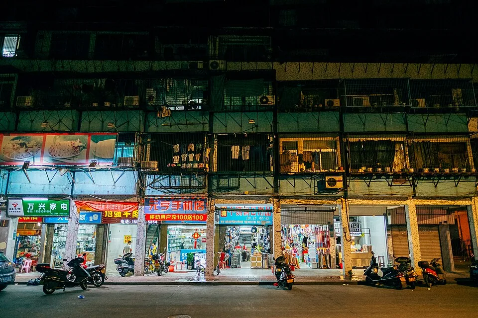 ถนนและร้านค้าในซัวเถายามค่ำ