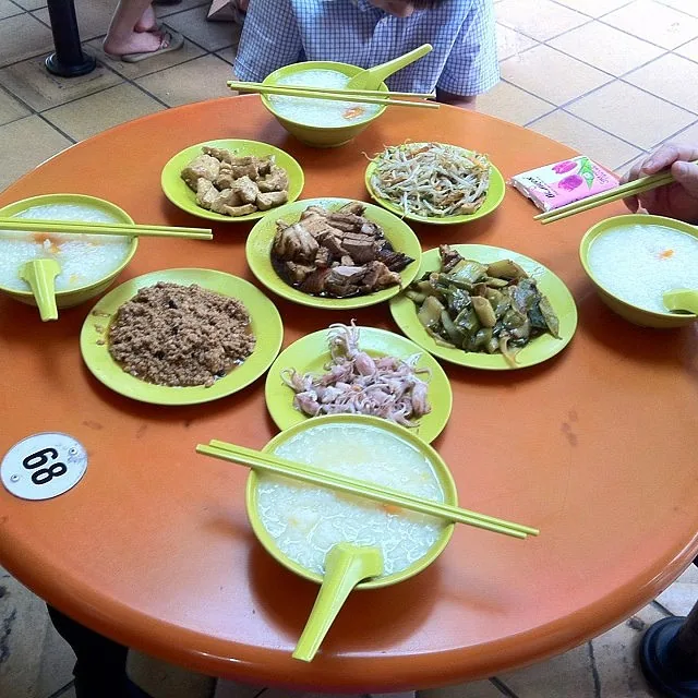 ข้าวต้มแต้จิ๋วกับกับข้าวหลายจาน